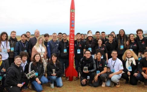 Estudantes de universidades públicas brasileiras disputam mundial de foguetes nos EUA