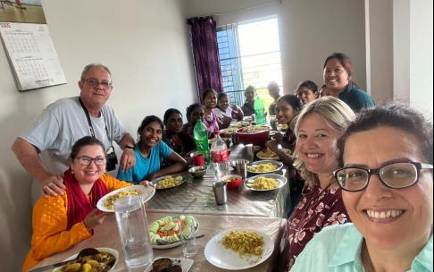 Meninas de Bangladesh recebem missionários brasileiros